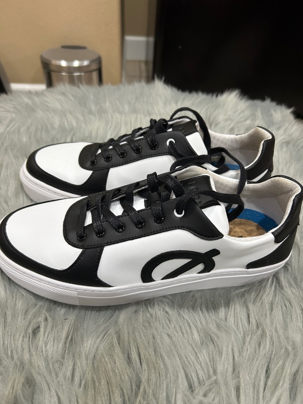 Black & White Low-Top Women’s Sneakers - Classic Contrast